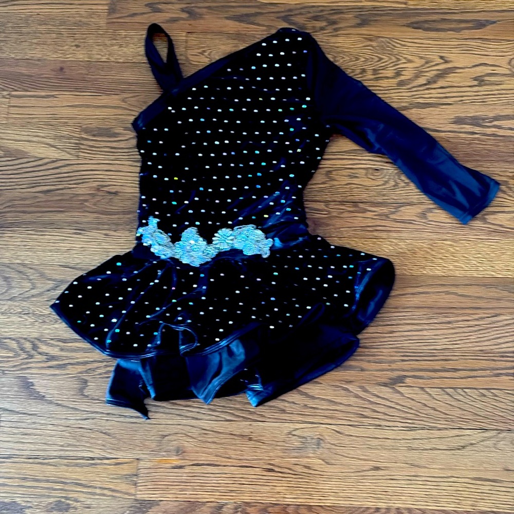A Chic of the shoulder costume perfect for jazz